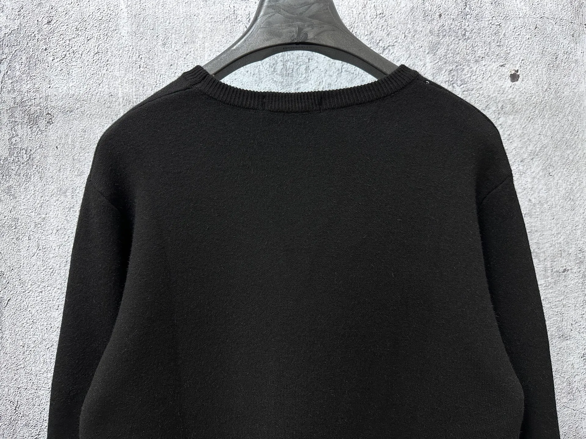 P300 [Chrome Hearts] Chrome Hearts 2025 new autumn and winter knitted fleece sweater is simple and elegant, easy to match and versatile, extremely high-grade, perfectly integrated into fashion and style, a top fashionable style that is perfect for outer wear! The whole thing gives people a natural feeling! The ultimate classic versatile short-sleeved T-shirt, using the latest three-dimensional logo elements to highlight the concave and convex texture! The ultimate heavy work, the ultimate perfection! Size: S-3XL